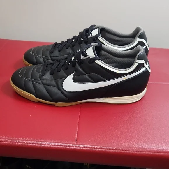 Nike indoor 2025 soccer shoe